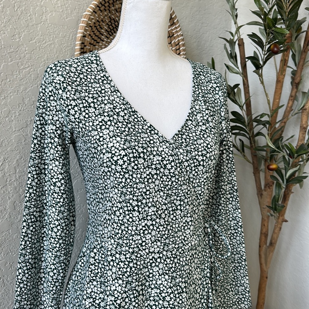 Hollister Women’s Long Sleeve Classic Wrap Boho Floral Mini Dress Size Medium - Picture 4 of 12